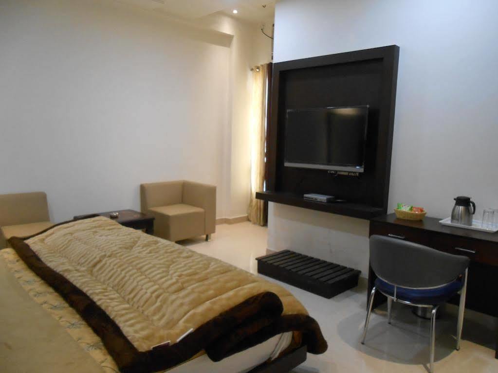 Hotel Madhushrie Агра Екстериор снимка