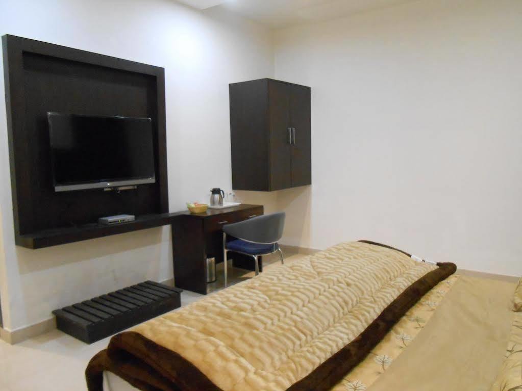 Hotel Madhushrie Агра Екстериор снимка