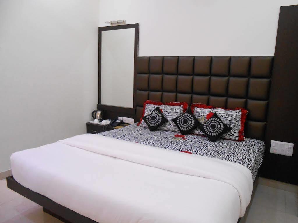 Hotel Madhushrie Агра Екстериор снимка